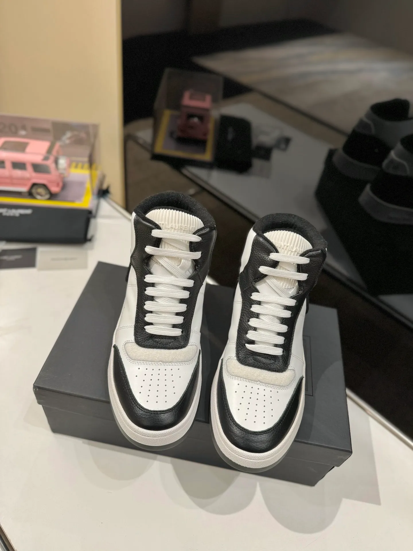 👟👟Ex-factory price 680👟👟 [High version for couples] YSL SAINT LAURENT Yves Saint Laurent SL61, the latest popular casual series in spring and summer...👍👍 Yves Saint Laurent SL61, original purchase, 1:1 replica, fresh blood injection and casual retro design, super good-looking and versatile, the upper is made of cowhide punching and splicing, the upper is super soft , lightweight and comfortable to match with sweatshirts, it is recommended to have one pair in each hand😁 ✅Fabric: Original customized cowhide ➕Punching process ➕Last process ✅Inner lining: Original towel lining ✅Feet: Original customized cowhide ✅Outsole: Original molded two-color bottom ✅Packaging: Original full set of packaging ✅Code number: 35-46 (Female 41.42. Male 38.45.46 Customized, non-returnable)